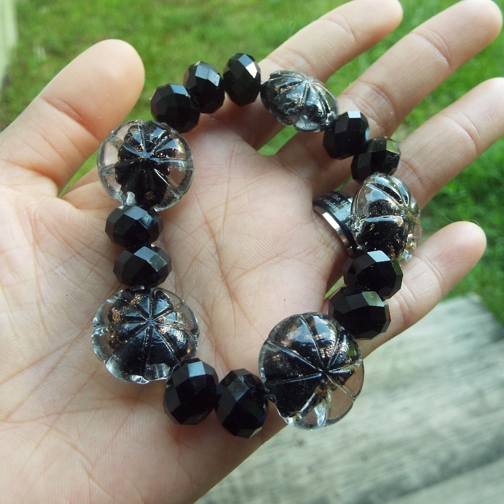 Fashionable elegant glass beads bracelet
